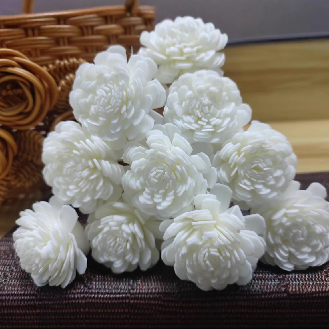 Aromatherapy Diffuser - 10本入りアロマディフューザースティックと白いフォームフラワーの組み合わせ、アロマセラピーフラワーディフューザースティック、ファイバースティックエッセンシャル