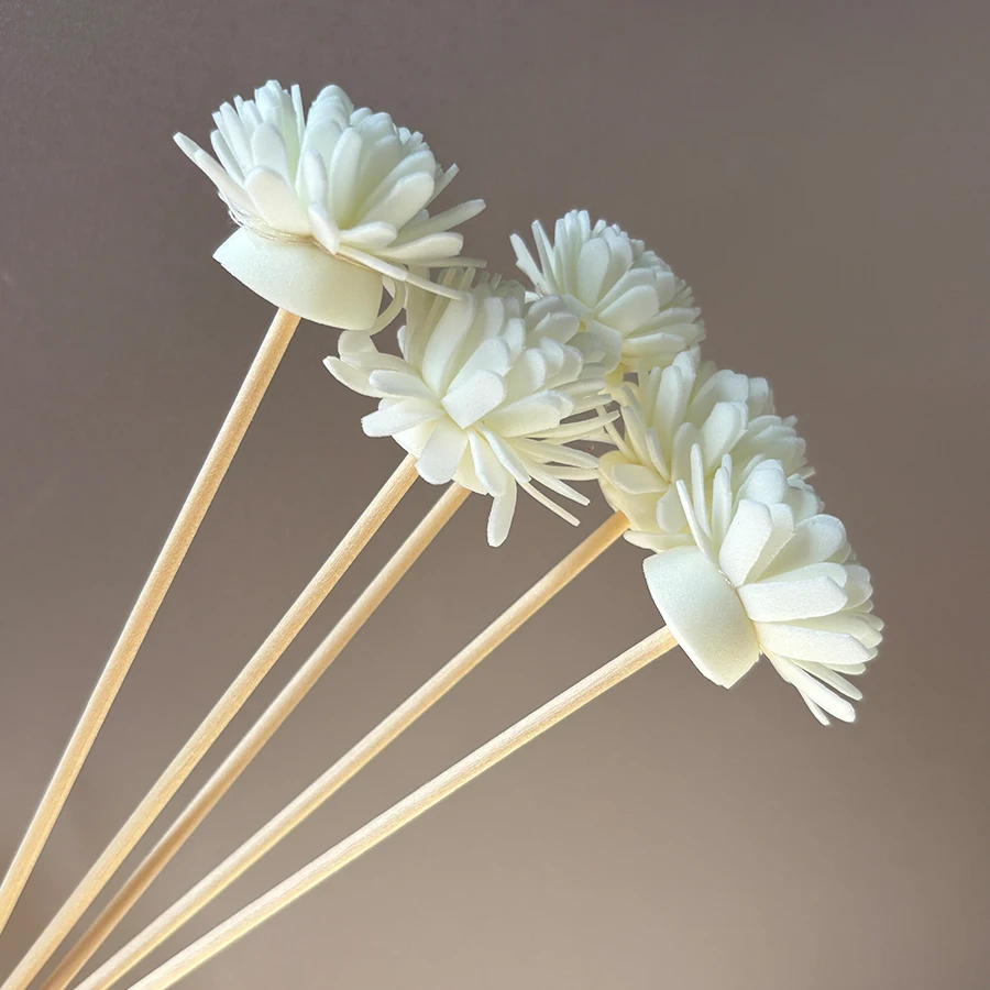 10本入りアロマディフューザースティックと白いフォームフラワ - Aromatherapy Diffuser のレビューと価格